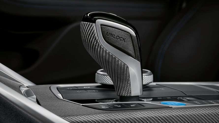 M PERFORMANCE SELECTOR LEVER IN ALCANTARA. 